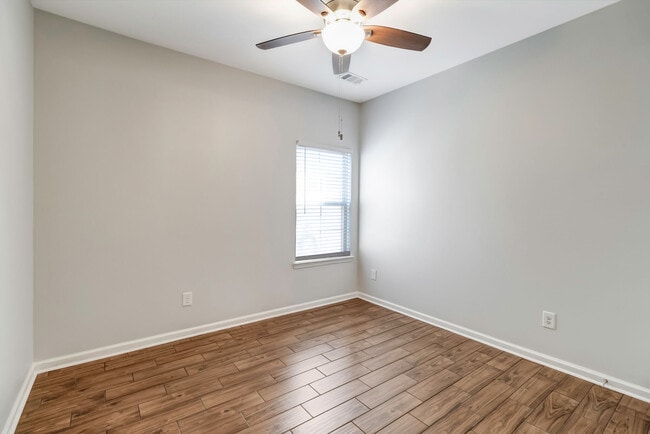 Building Photo - 1018 Hemlock Dr