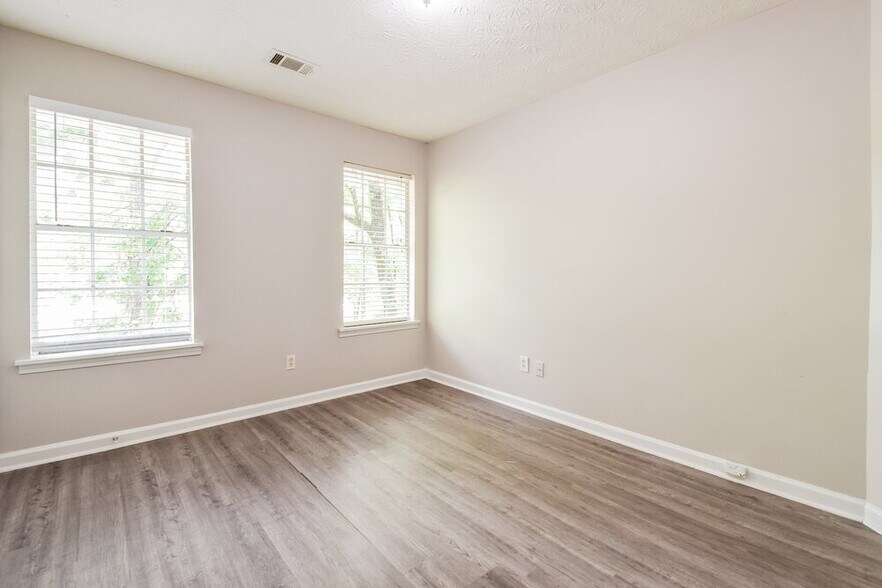 Building Photo - 5543 Dorsett Shoals Rd