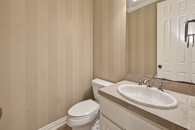 Building Photo - 2210 Bywater Dr