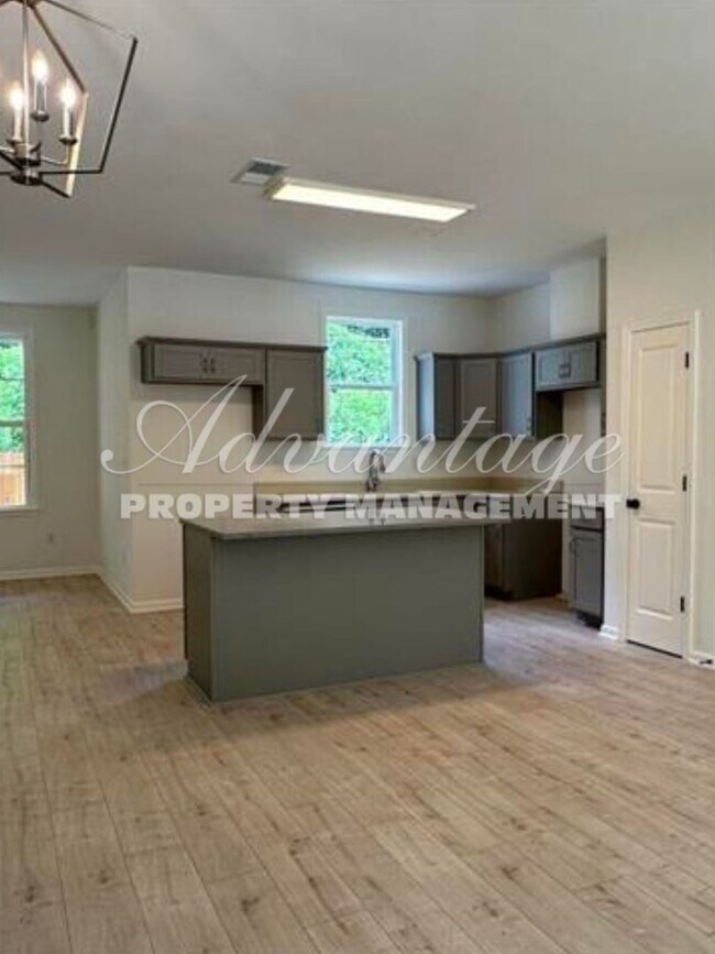 Building Photo - Gorgeous Updated Home For Rent in U of M a...