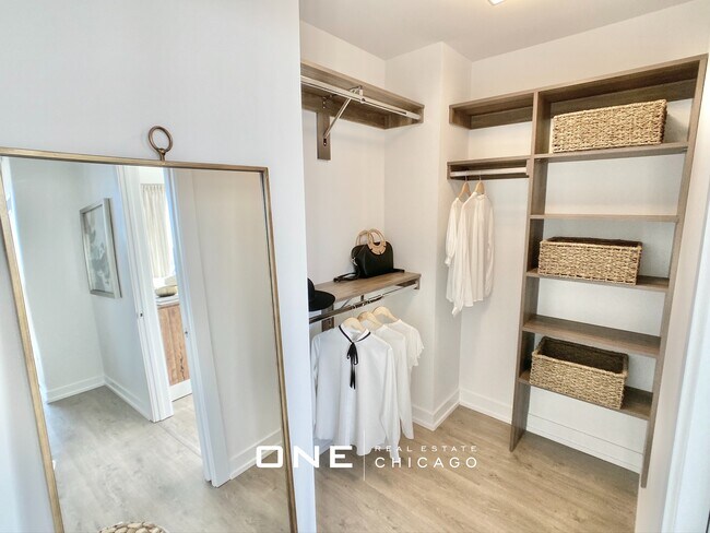 Building Photo - 204 W Hill Unit 7