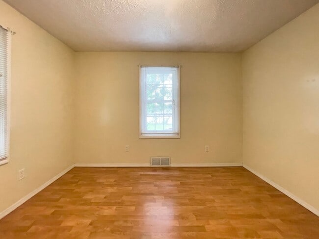 Building Photo - PRELEASING for AUGUST! Near to Campus