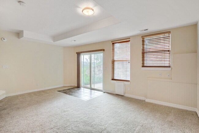 Building Photo - 692 Louis Dr
