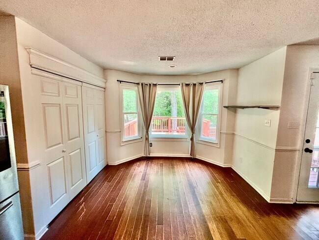 Building Photo - 4 bedroom/ 2.5 bathroom- Village Square of Williamsburg