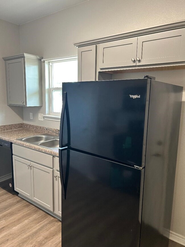 Building Photo - 8602 Alsuma St