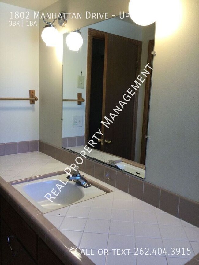 Building Photo - 1802 Manhattan Dr
