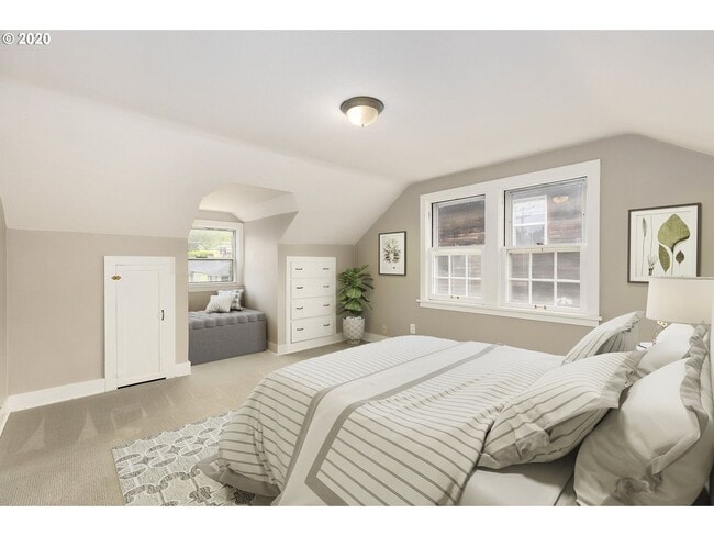 Building Photo - Spacious living in this renovated vintage ...