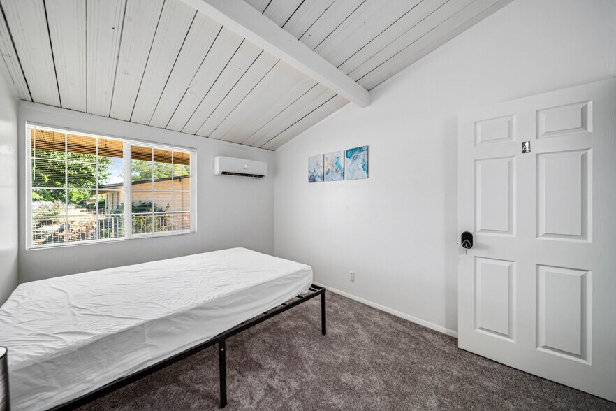 Rooms for Rent-Room 4 - 45426 10th St W