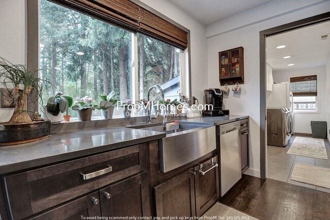 Building Photo - Charming Updated First Addition Cottage!