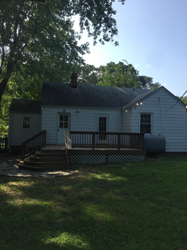 Building Photo - Adorable 2 Bedroom/1 Bath