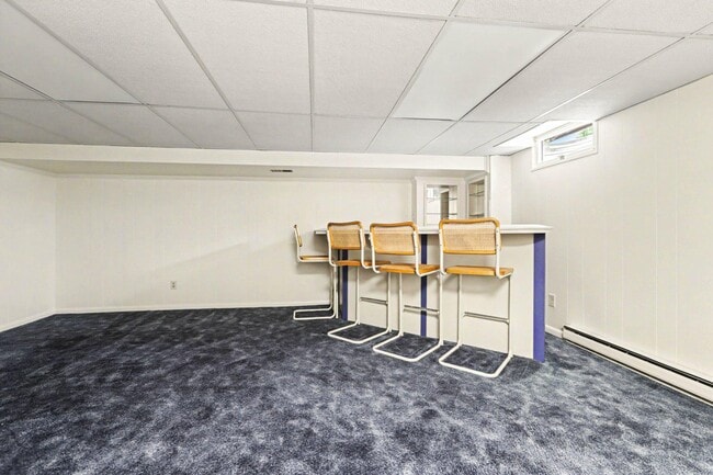 Building Photo - 933 E Maple St
