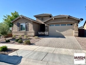 Building Photo - Beautiful 3 bedroom home plus den with pri...