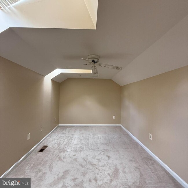 Building Photo - 8222 Maple Ridge Ave