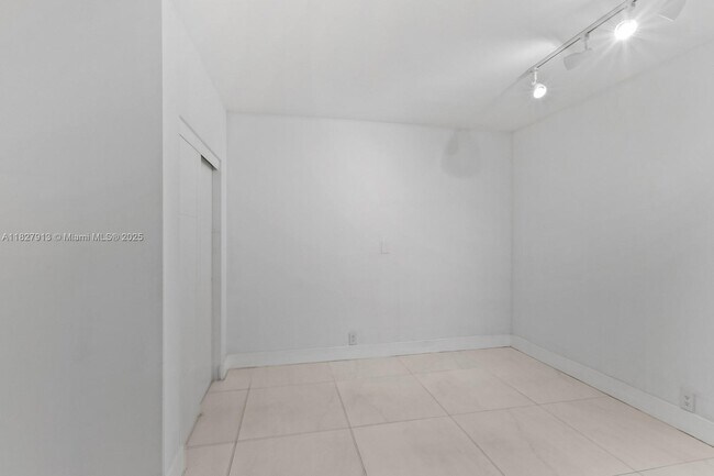 Building Photo - 181 Crandon Blvd