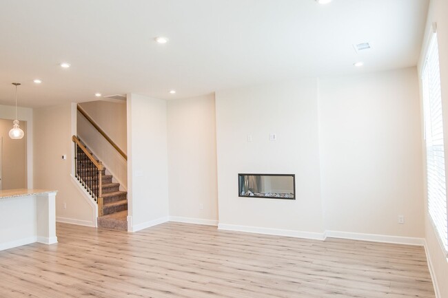 Building Photo - Beautiful Gallatin Townhome w/ Appliances!