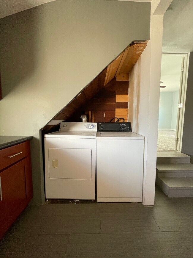 Washer/dryer - 1230 Burnett St