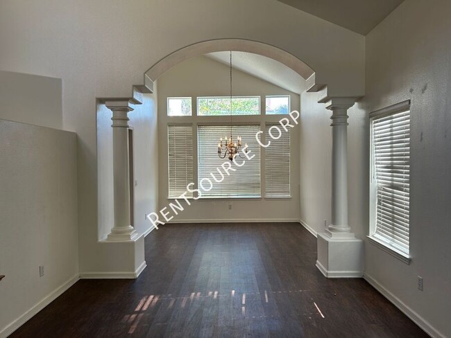 Building Photo - 3210 Lantana Ct