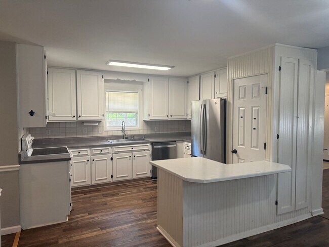Building Photo - Cute 3 Bedroom Home on over an Acre in Ope...