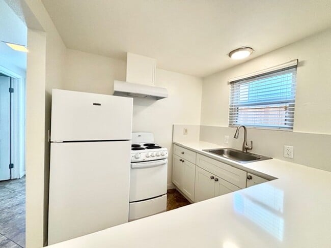 Building Photo - Oxnard | Silver Strand | 1 bed + 1 bath | ...