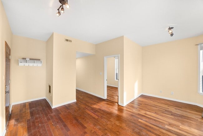 Building Photo - 6649 S Rhodes Ave