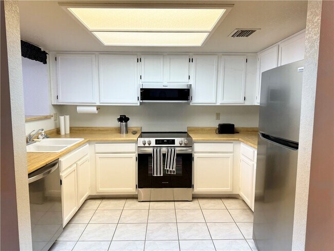 Building Photo - 1800 Club House Dr