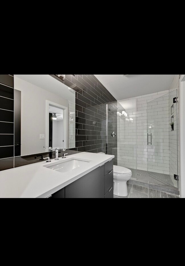 Building Photo - 6447 N Ridge Pl