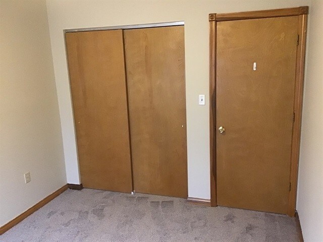 Building Photo - 1687 Deer Run Dr