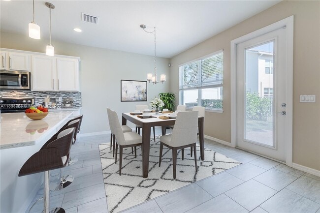 Building Photo - 925 Banyan Dr