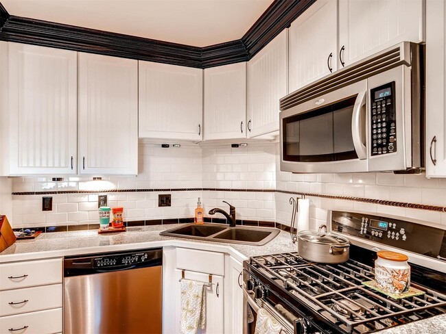 Building Photo - 8671 E Dry Creek Rd