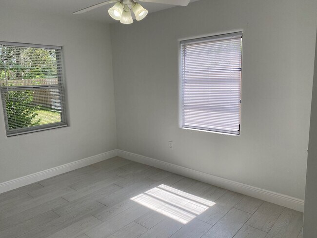 Building Photo - Renovated 2/1 Fenced in Duplex - Mead Garden/Winter Park
