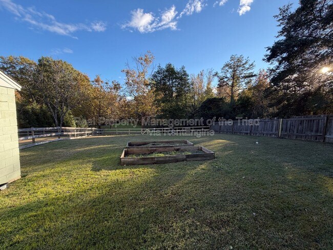 Building Photo - 7530 Shallowford Rd