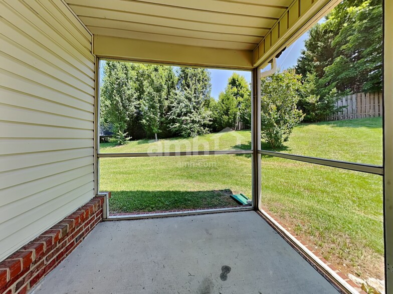 Building Photo - 7807 Chipmunk Ln