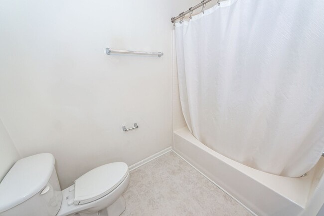 Building Photo - 3 Bedroom 3 Bath Townhome in Persimmon Hil...