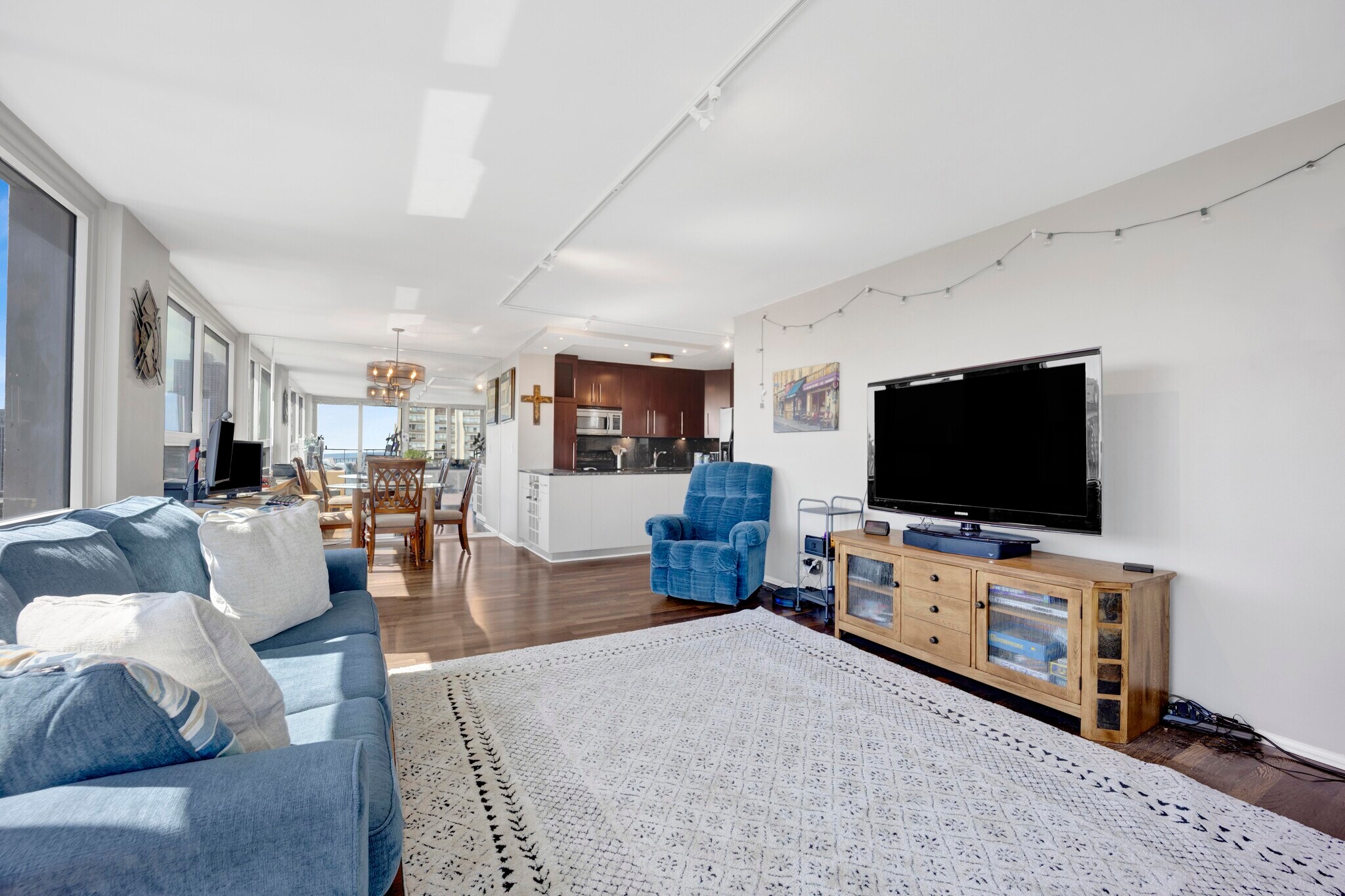 Unit Living room - 88 W Schiller St