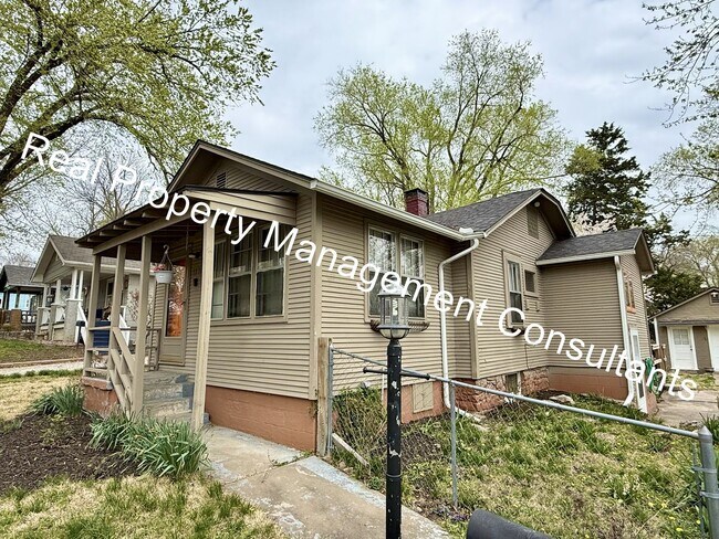 Building Photo - Quaint Home with Lots of Space