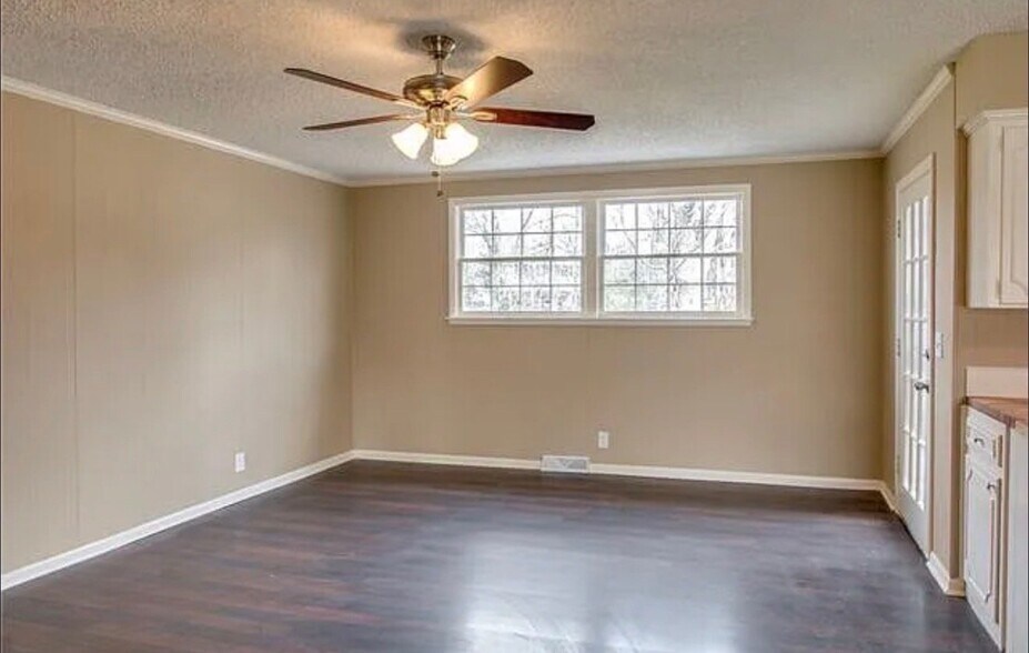 Building Photo - 147 Oak Park Dr