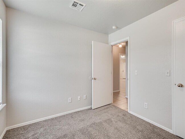 Building Photo - 949 N Windermere Dr