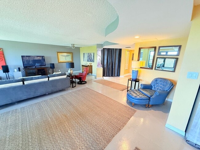 Building Photo - Huge Loft-Style 1 bed 1.5 Bath for Rent in...