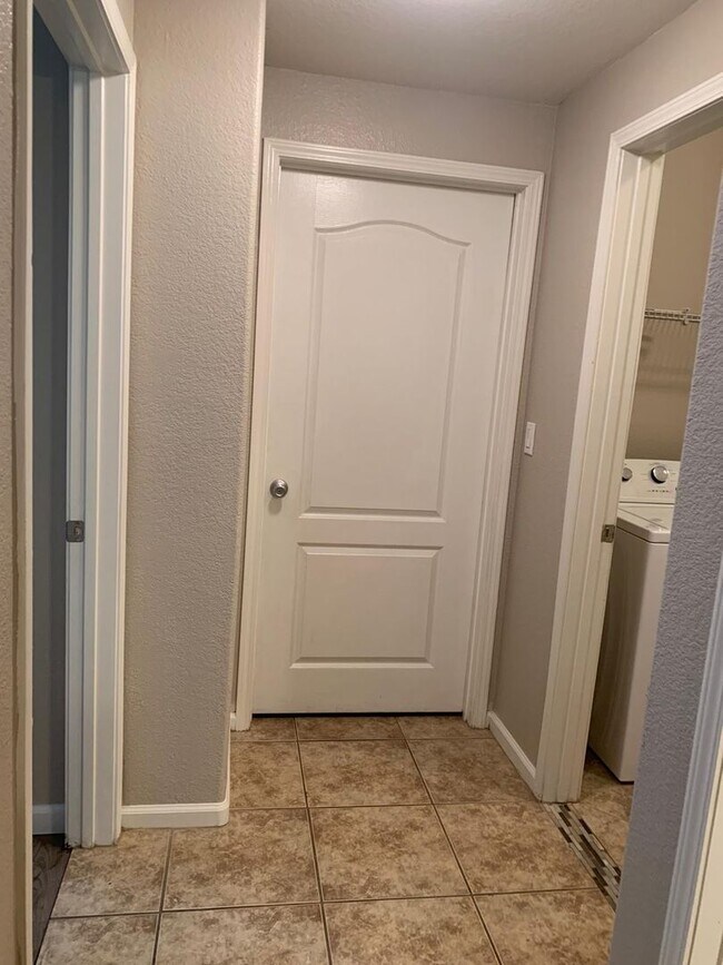 Building Photo - Beautiful 3 bedroom Condo in Summerlin- 2 weeks Free!!