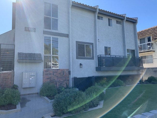 Building Photo - 11610 Moorpark St