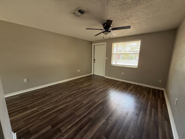 Building Photo - 2 Bedroom 1 Bath Duplex with Washer/Dryer!...