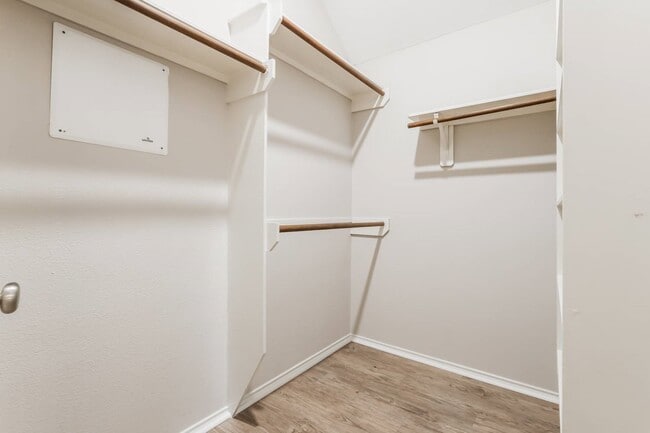 Building Photo - 2011 Louetta Oak Ct