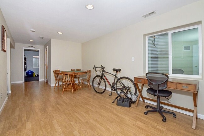 Building Photo - Spacious 2-Story with Mountain Views School District-20