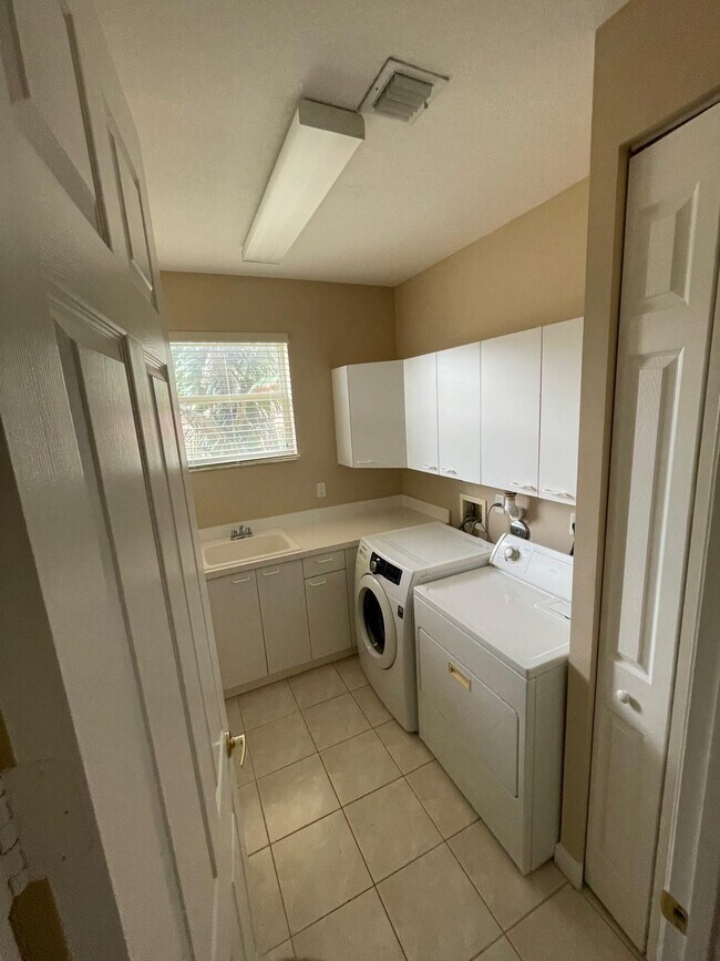 Building Photo - 9261 Delemar Ct