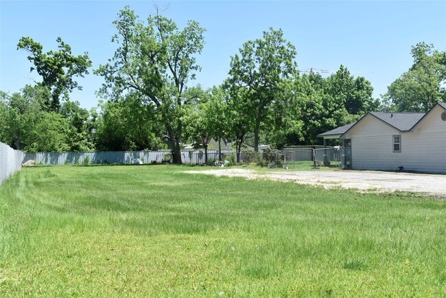 Building Photo - 5922 Lavender St