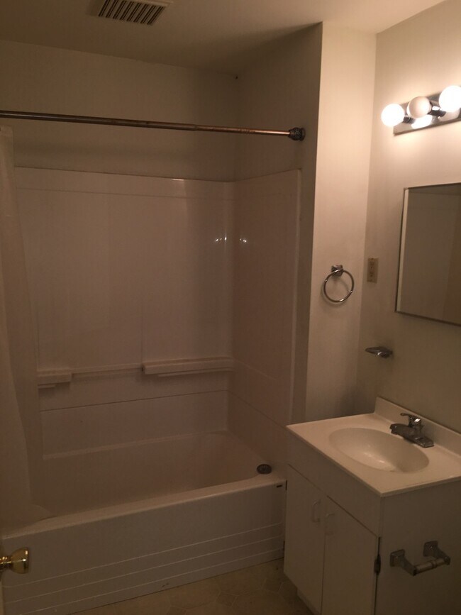 Building Photo - 1 Bed / 1 Bath Unit - Prime Location!