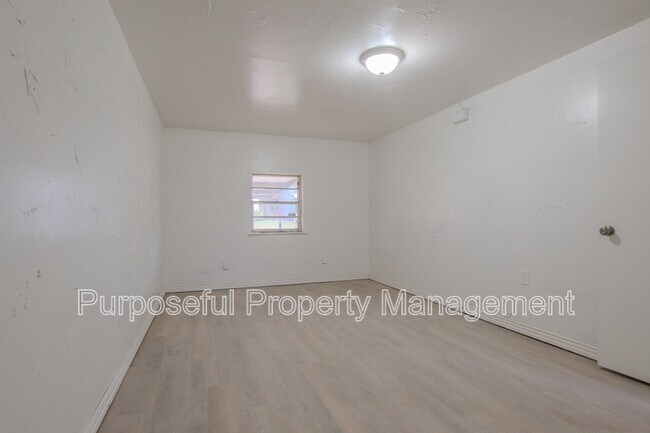 Building Photo - 3128 NE 15th St