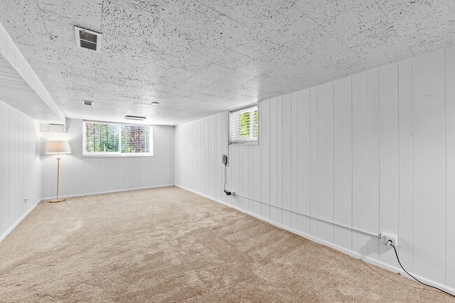 Building Photo - 44 Monroe St