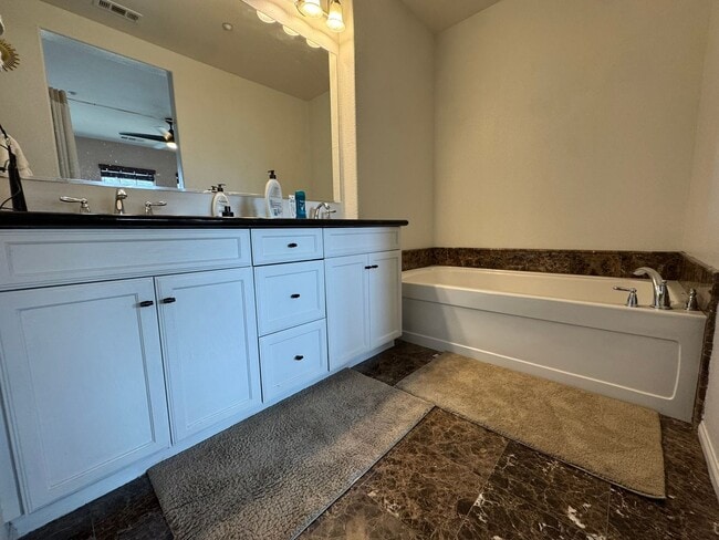 Building Photo - Spacious 2-Bedroom, 2-Bath Modern Home Loc...