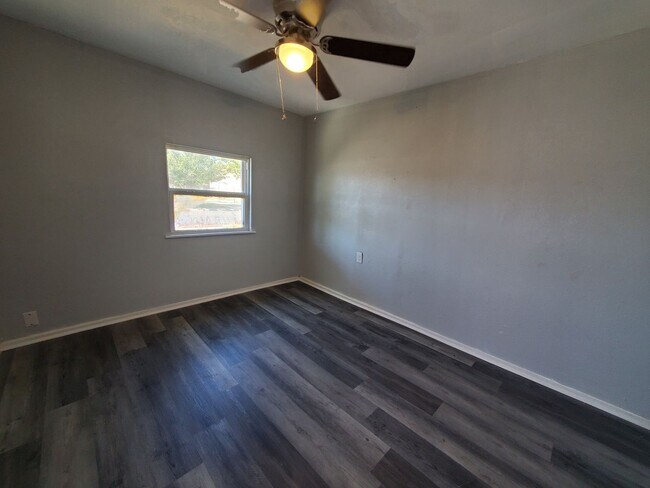 Building Photo - 6 month lease! Affordable Remodeled 2 bedroom, 1 bathroom home!